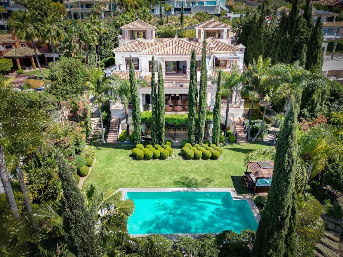 Villa a la venta en Cascada de Camoján, Marbella. 